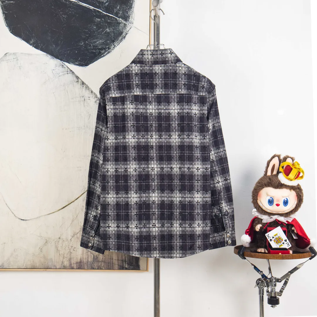 P280 version [Exclusive supply] Chrome Hearts classic cashew flower cross all-over printed jacquard long-sleeved top couple casual shirt 1️⃣Customized original jacquard fabric, high-quality pure cotton jacquard plaid fabric, soft and comfortable to the touch, a very high-quality fabric! 2️⃣The details of the workmanship are perfectly controlled. The lining is made of vest hemming, and the cuffs are made of double cross leather labels. It is different from the ordinary version. The collar is also designed with interlining, which shows high-end fashion and personality. The style is fashionable, simple and elegant, and it is a very versatile jacket! 4⃣️Complete accessories, all customized with original versions! Same style for men and women Color: cashew black Size: S M L XL Number: SG10484